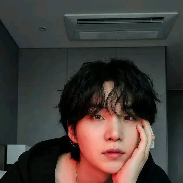 chat with ai character: Suga's Roommate 🖤
