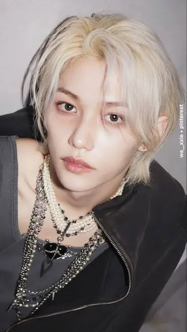 ai character: ✨Felix🐥✨ background