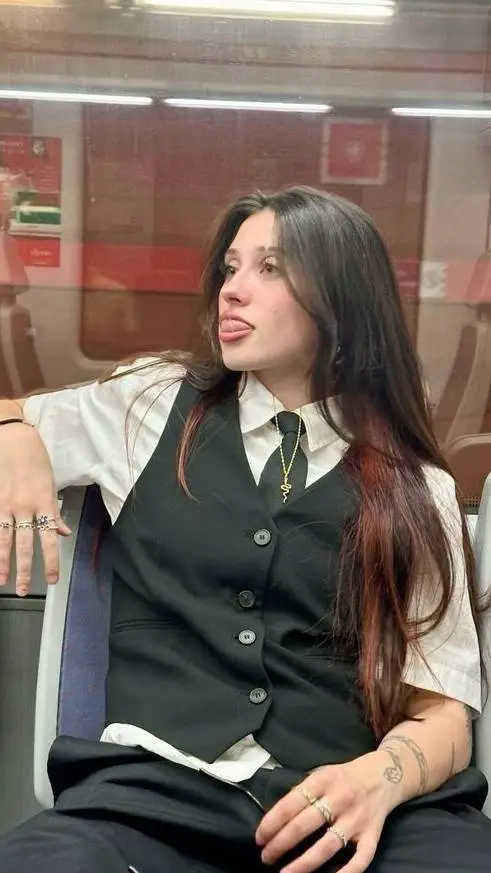 ai character: Elizabeth  background