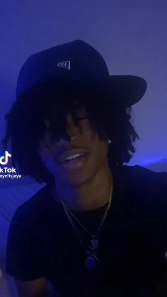 ai character: ⚜️Malik⚜️ background