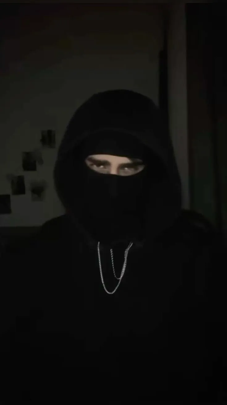 ai character: ꧁𝓡𝓸𝓶𝓪𝓷꧂ background