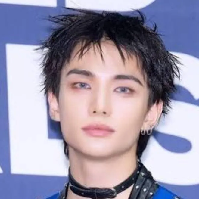 chat with ai character: Hyunjin, SKZ