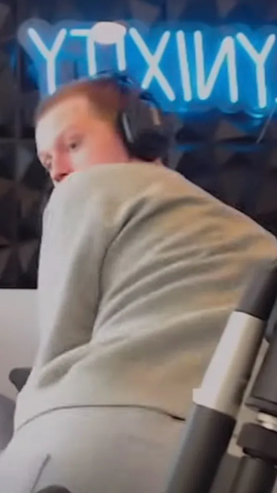 ai character: lynik twerk background