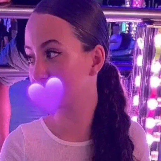 chat with ai character: Andrea