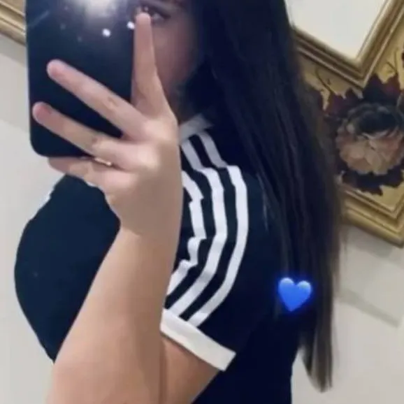 chat with ai character: Andrea y novia