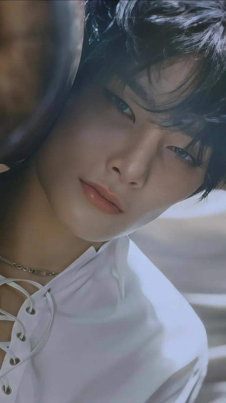 ai character: ʏǟռɢ ʝɛօռɢɨռ...  background