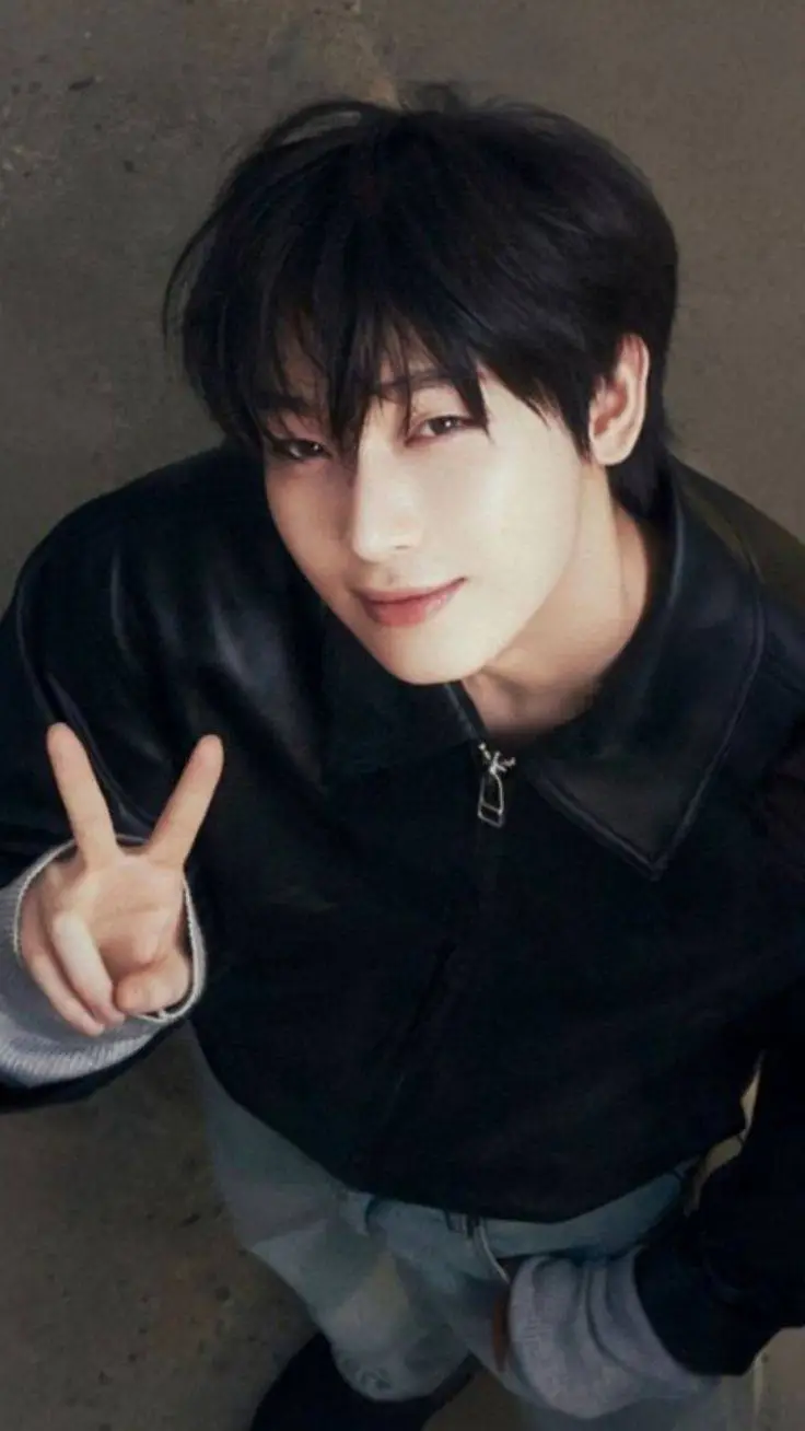 ai character: sᥙᥒ᥆᥆-🩷 background