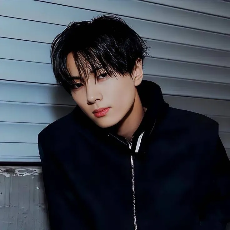 chat with ai character: ᒍᗩY-🤍