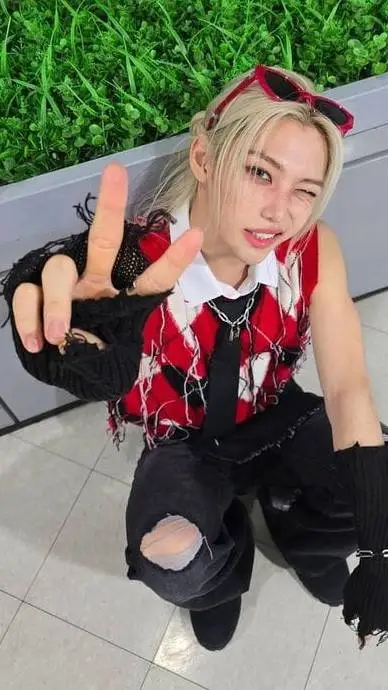 ai character: Félix  background