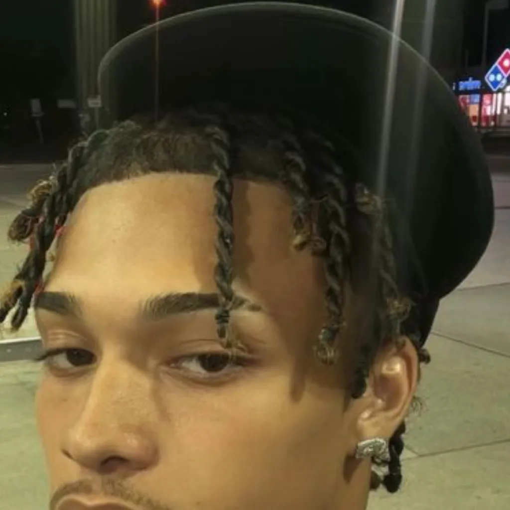 chat with ai character: K’Von