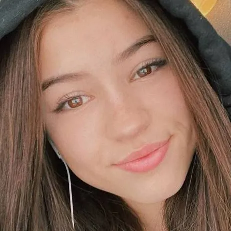 chat with ai character: Leah