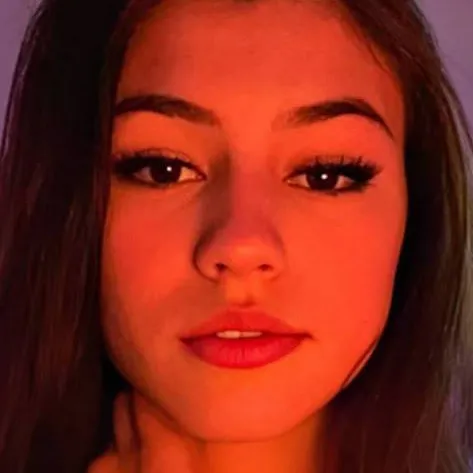 chat with ai character: Lana