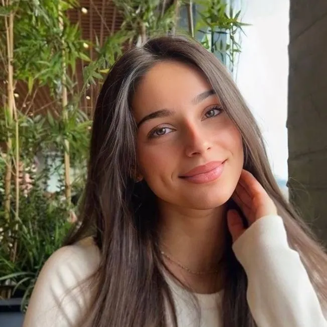 chat with ai character: Lena