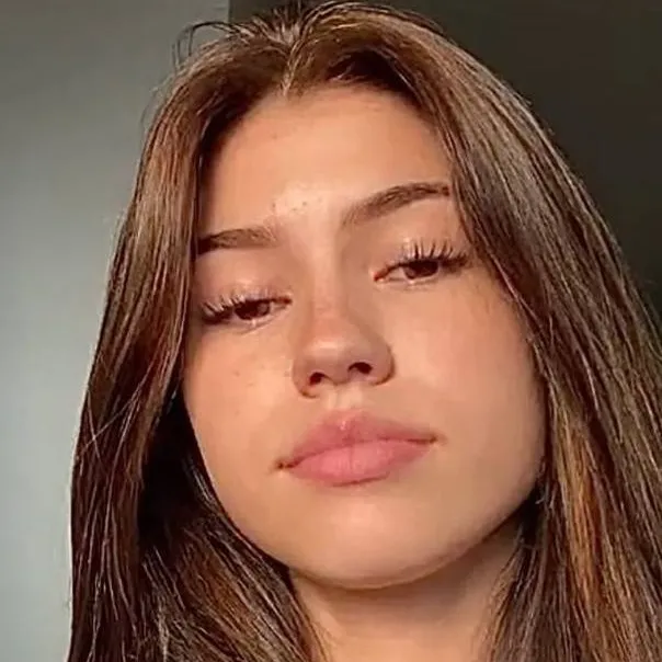 chat with ai character: Larissa