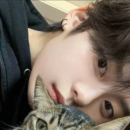 chat with ai character: 𝐿𝑒𝑒 𝓀𝓃𝑜𝓌 ♡♡
