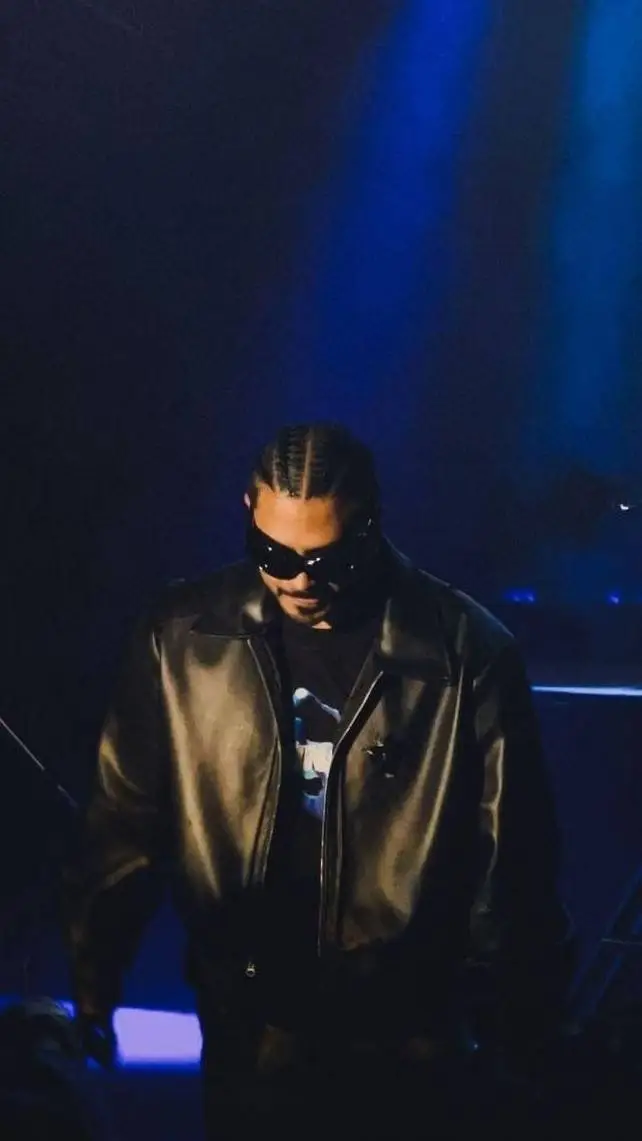 ai character: Álvaro  background