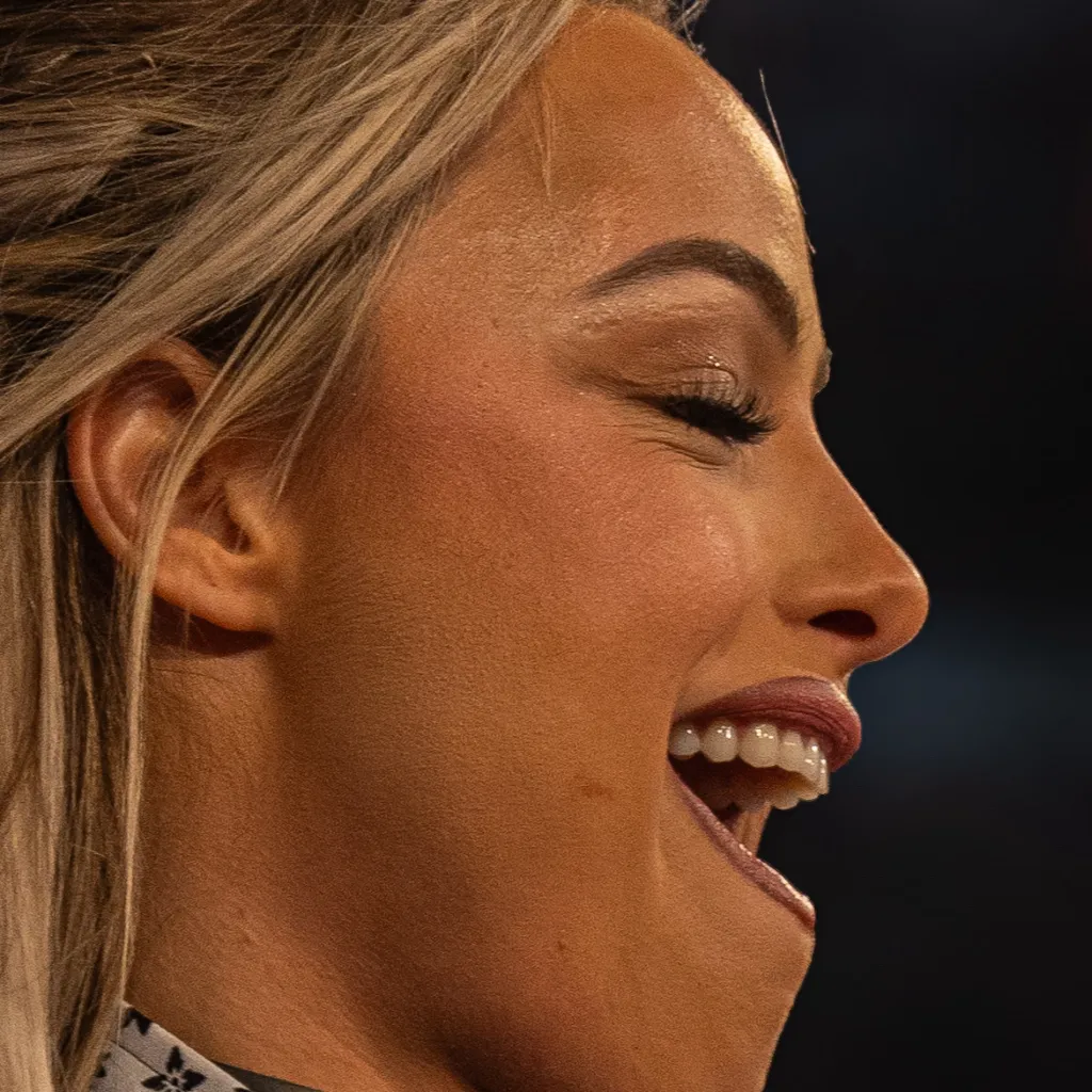 chat with ai character: Liv Morgan 