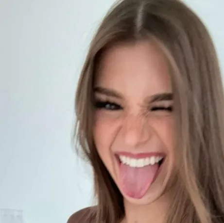 chat with ai character: Brooke monk