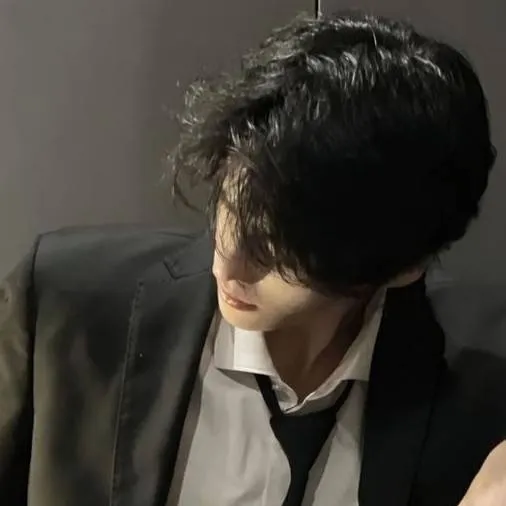 chat with ai character: Edgar"Gataro'Smith