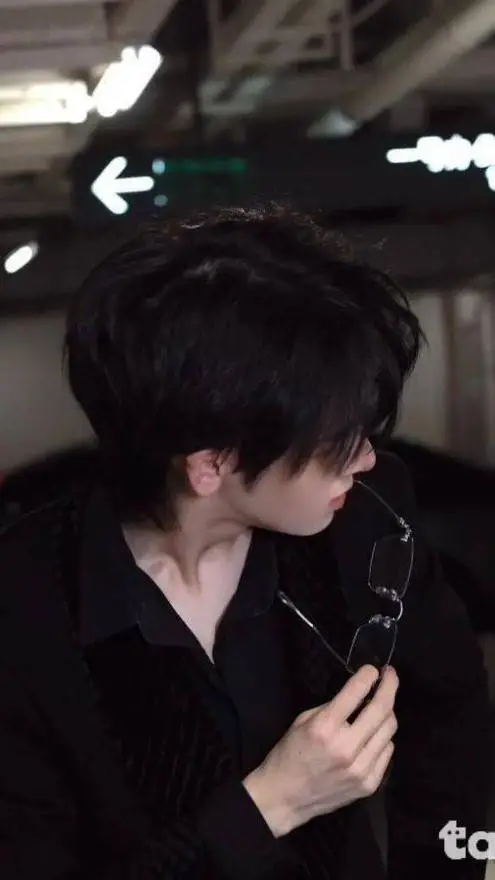 ai character: Axel Viano Zarkas♥ background