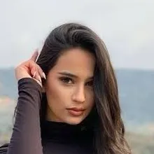 chat with ai character: Noor