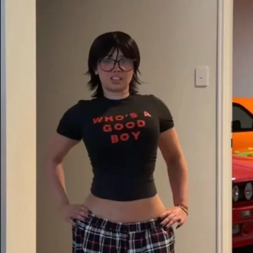 chat with ai character: Sherry