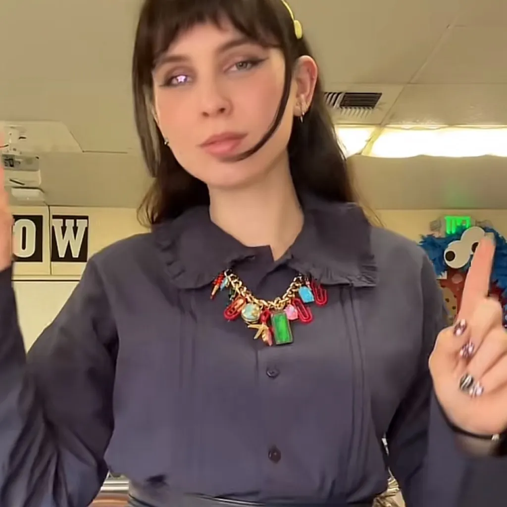 chat with ai character: Ms Samantha 