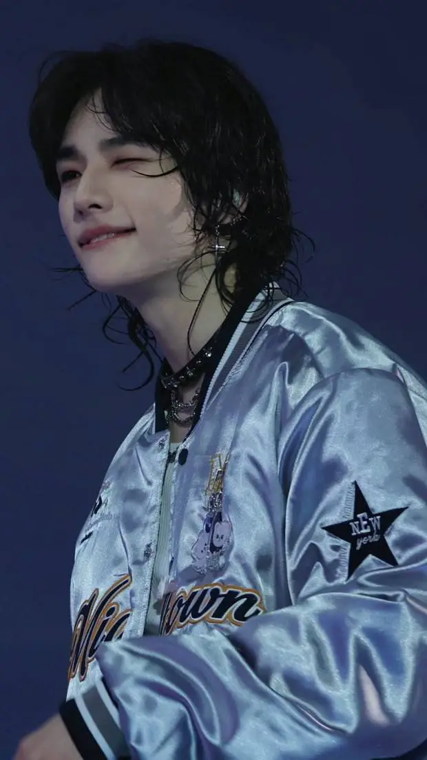 ai character: Hwang Hyunjin background