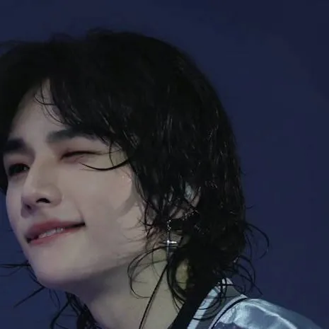 chat with ai character: Hwang Hyunjin