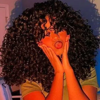 chat with ai character: Makayla