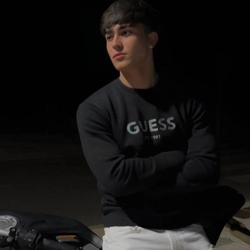 chat with ai character: Max