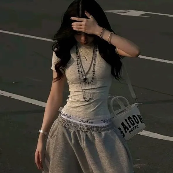 chat with ai character: Sarah