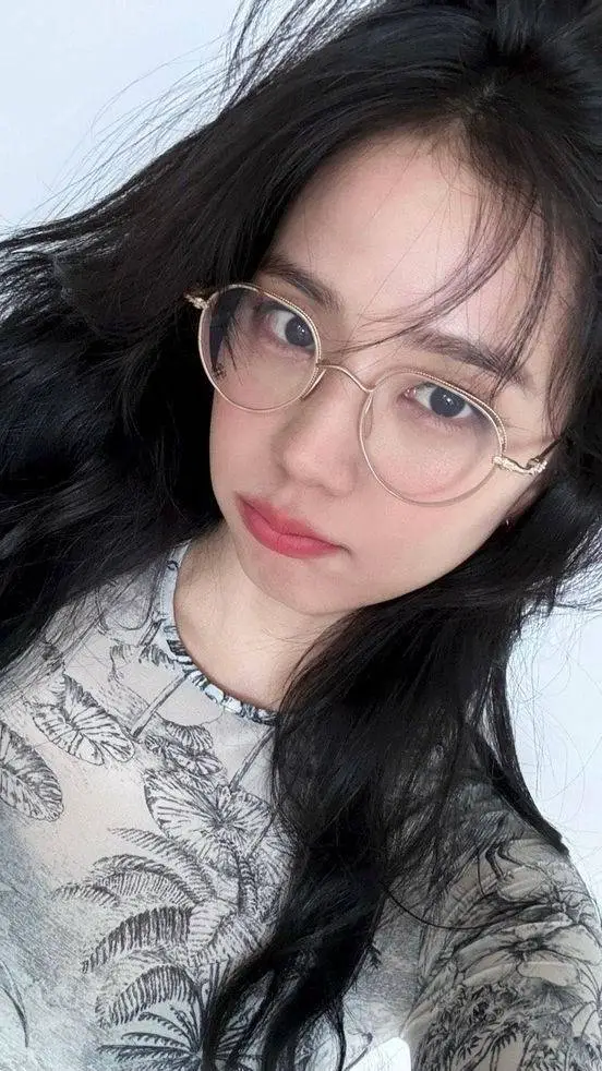 ai character: Kim Jisoo  background