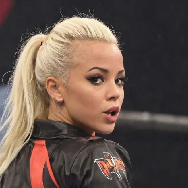 chat with ai character: liv morgan 