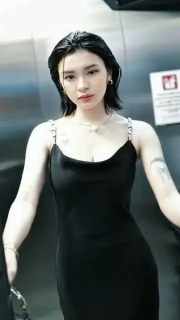 ai character: Mayumi  background