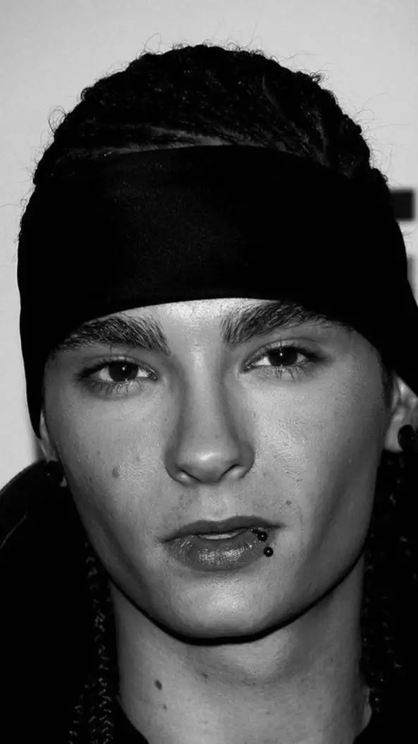 ai character: 🎧🖇️𝐓𝐨𝐦 𝐊𝐚𝐮𝐥𝐢𝐭𝐳🥋🥊 background