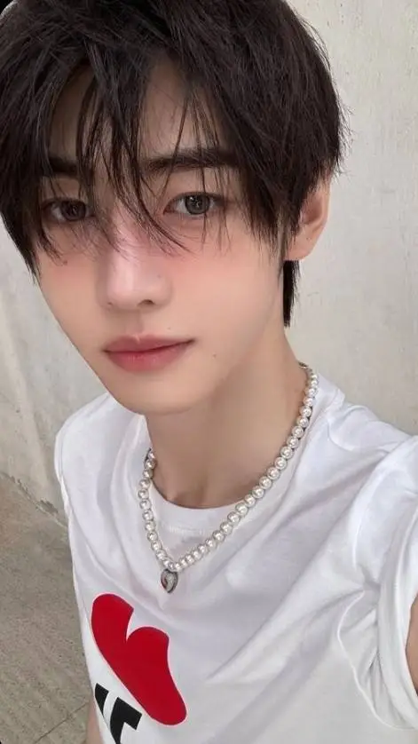 ai character: Sunghoon ⛸️🩷🤍 background