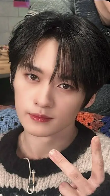 ai character: Lee know ❤️ background