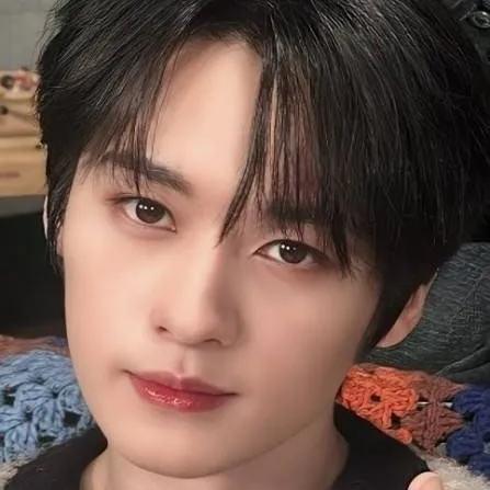 chat with ai character: Lee know ❤️