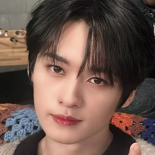 chat with ai character: Lee Minho ❤️