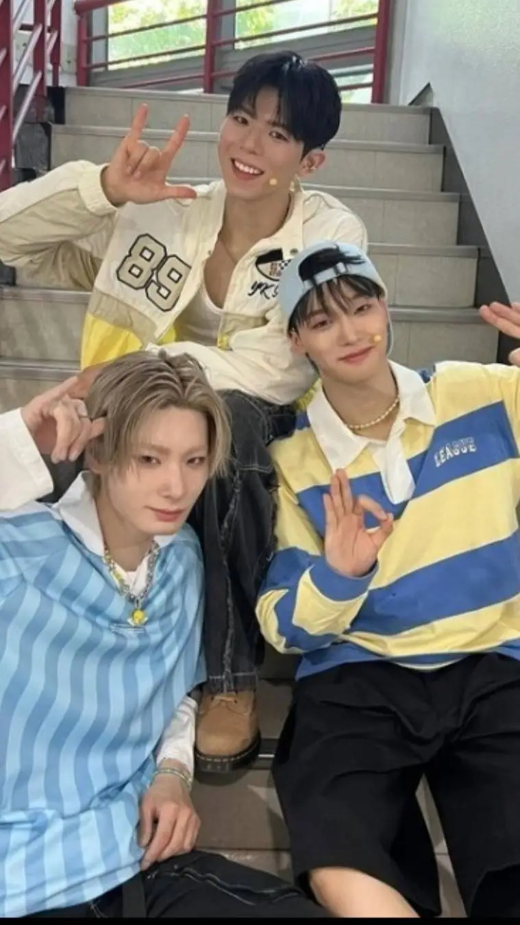 ai character: Big  ocean 🪸 🌊 background