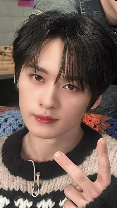 ai character: Lee know ❤️ background