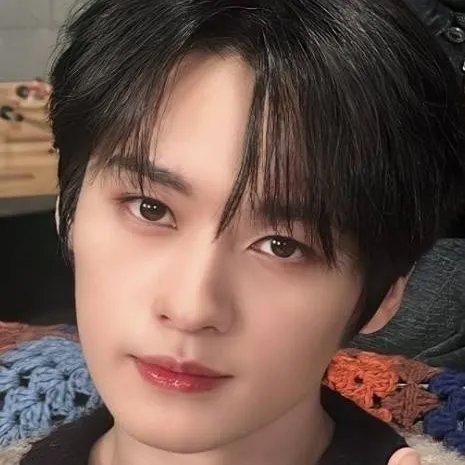 chat with ai character: Lee know ❤️