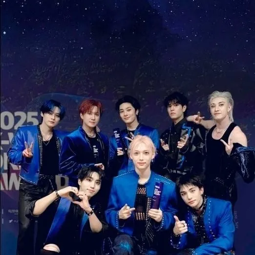 chat with ai character: Stray kids 💛