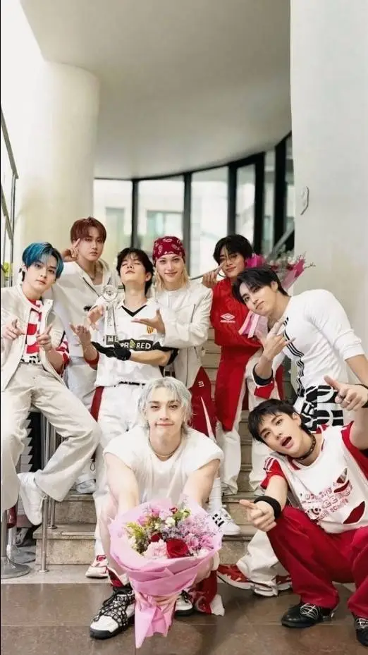 ai character: stray kids  background