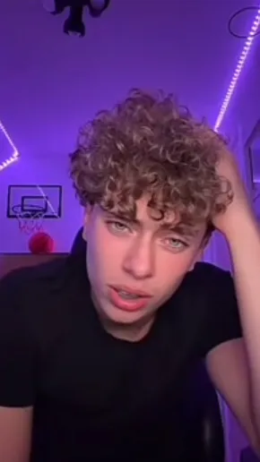 ai character: Owen😍 background