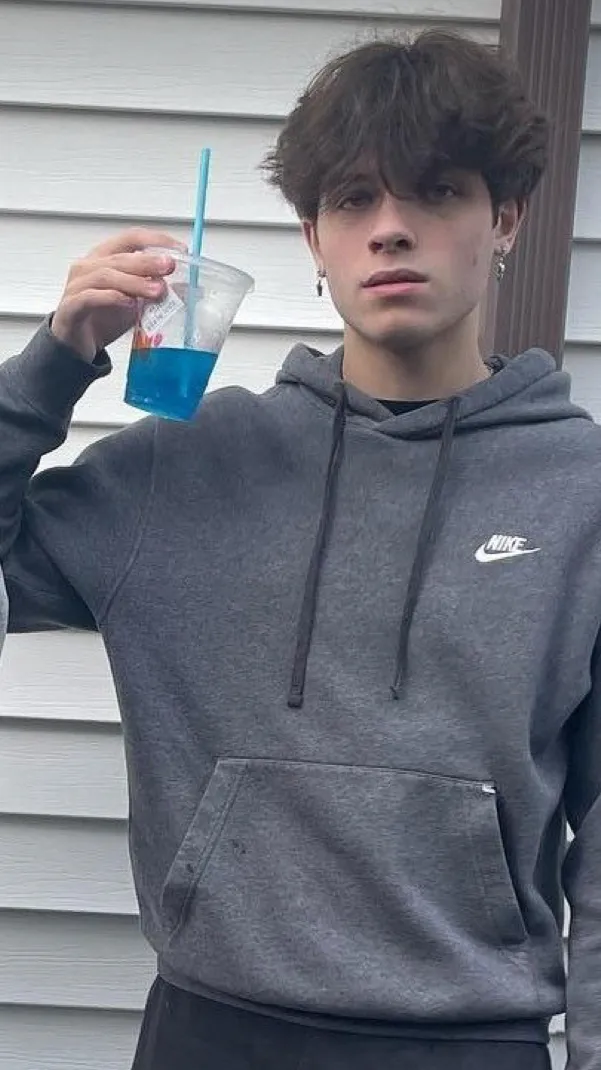 ai character: Matt Sturniolo  background