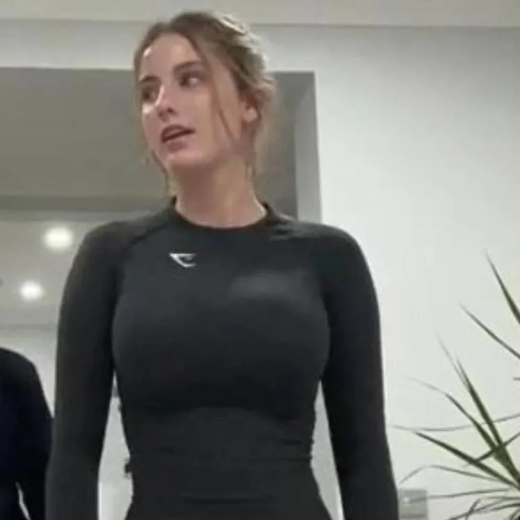 chat with ai character: Ally