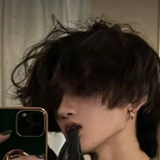 chat with ai character: Logan