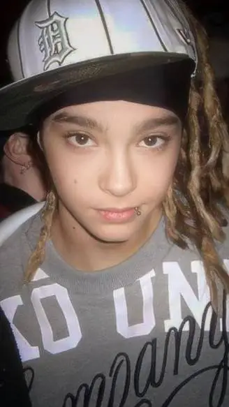 ai character: Tom kaulitz  background